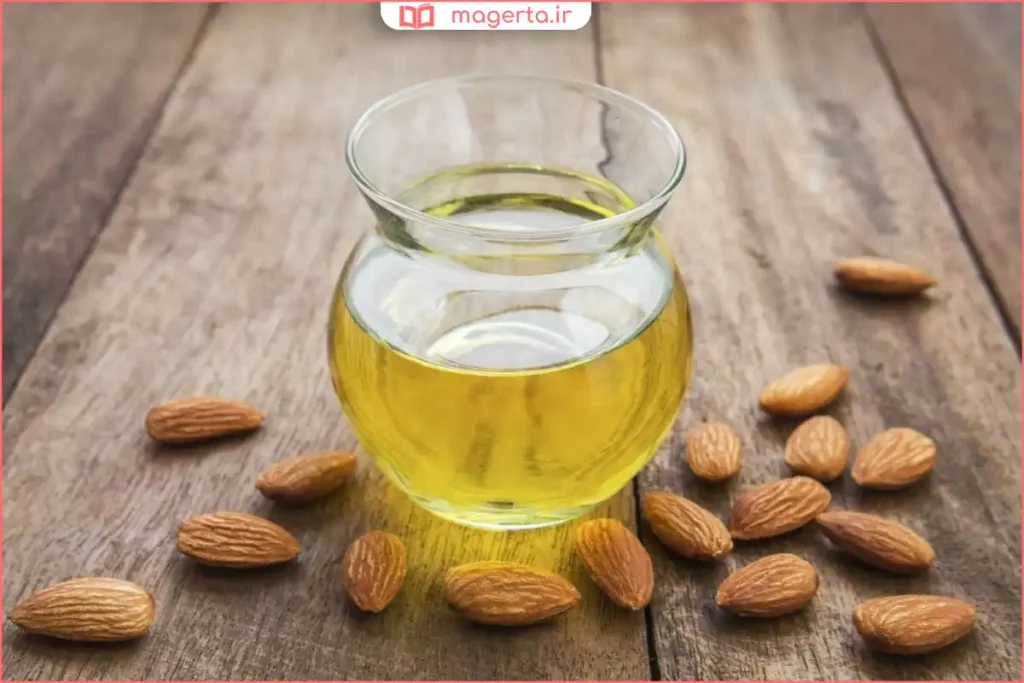 روغن بادام شیرین در ظرف شیشه‌ای شفاف با رنگ طلایی روشن