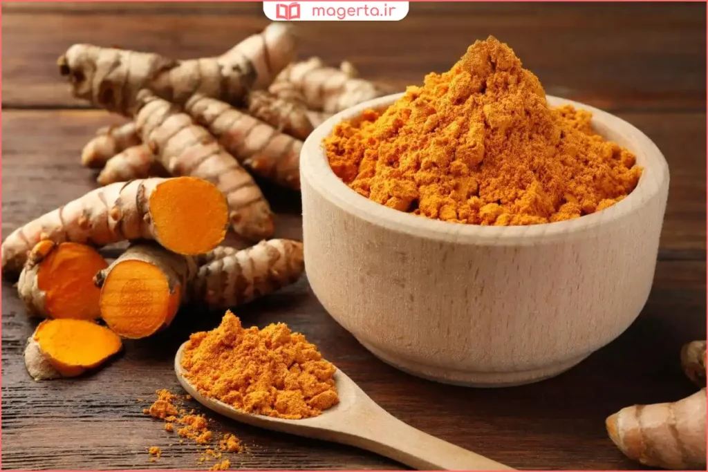 پودر زردچوبه تازه و زرد رنگ در ظرف چوبی