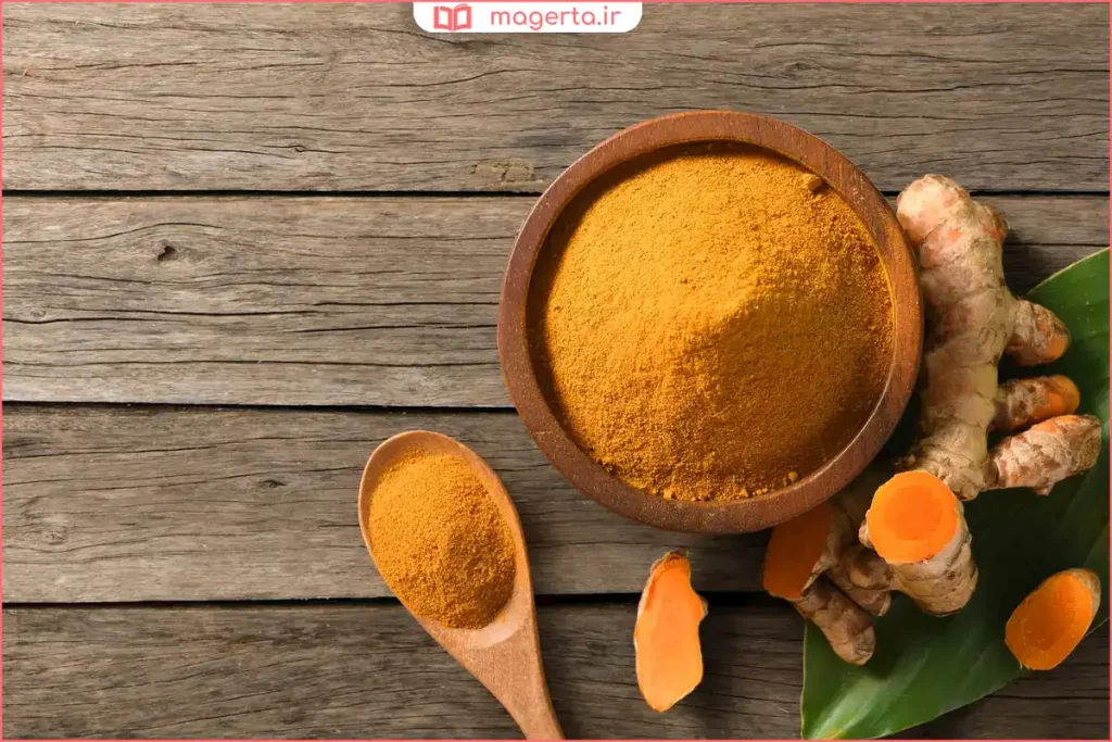 ادویه زردچوبه روی قاشق چوبی با پس‌زمینه تیره