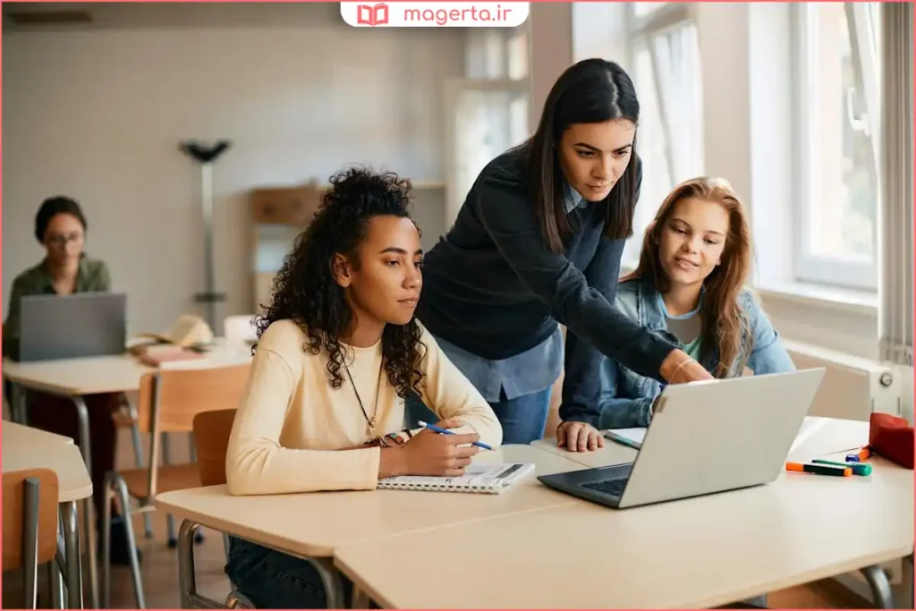 معلم در حال ارائه بازخورد کتبی روی برگه تکلیف دانش‌آموز