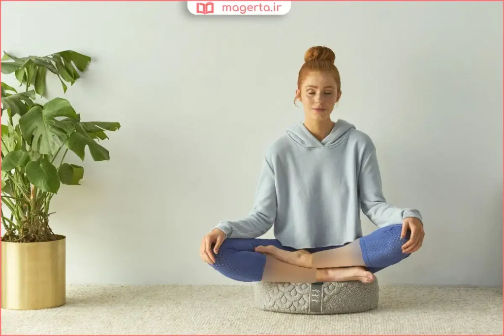 تمرین مدیتیشن در فضای آرام با نور ملایم و چشم‌های بسته