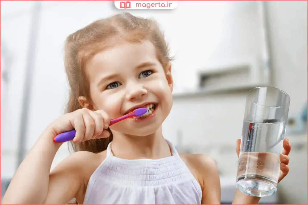 کودک در حال مسواک زدن صحیح دندانها مقابل آینه