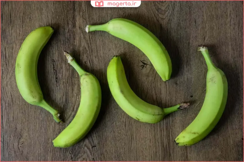 نگهداری موز سبز دور از میوه‌های رسیده در آشپزخانه