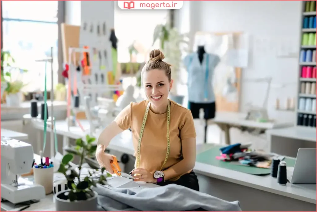 دوخت لباس با چرخ خیاطی خانگی در فضای کار منزل