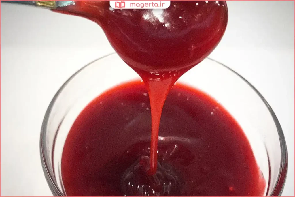 اضافه کردن آب جوش به ژله بریلو آماده داخل کاسه شیشهای