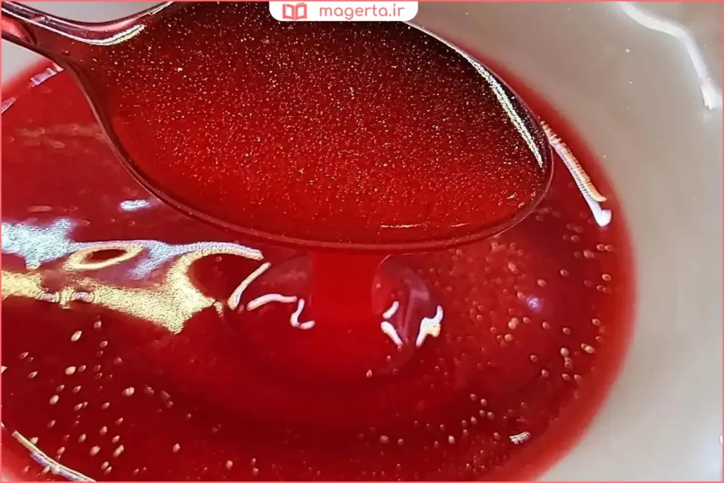 هم زدن ژله بریلو غلیظ با قاشق برای رقیق شدن