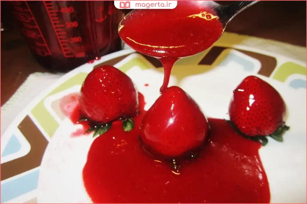 ژله بریلو براق و رقیق شده روی کیک میوهای