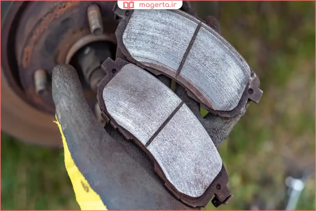لنت ترمز فرسوده و نازک شده روی سیستم ترمز ماشین