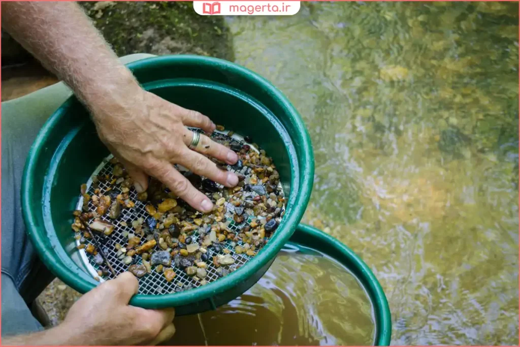 مشاهده ذرات درخشان طلایی در خاک رودخانه‌ای