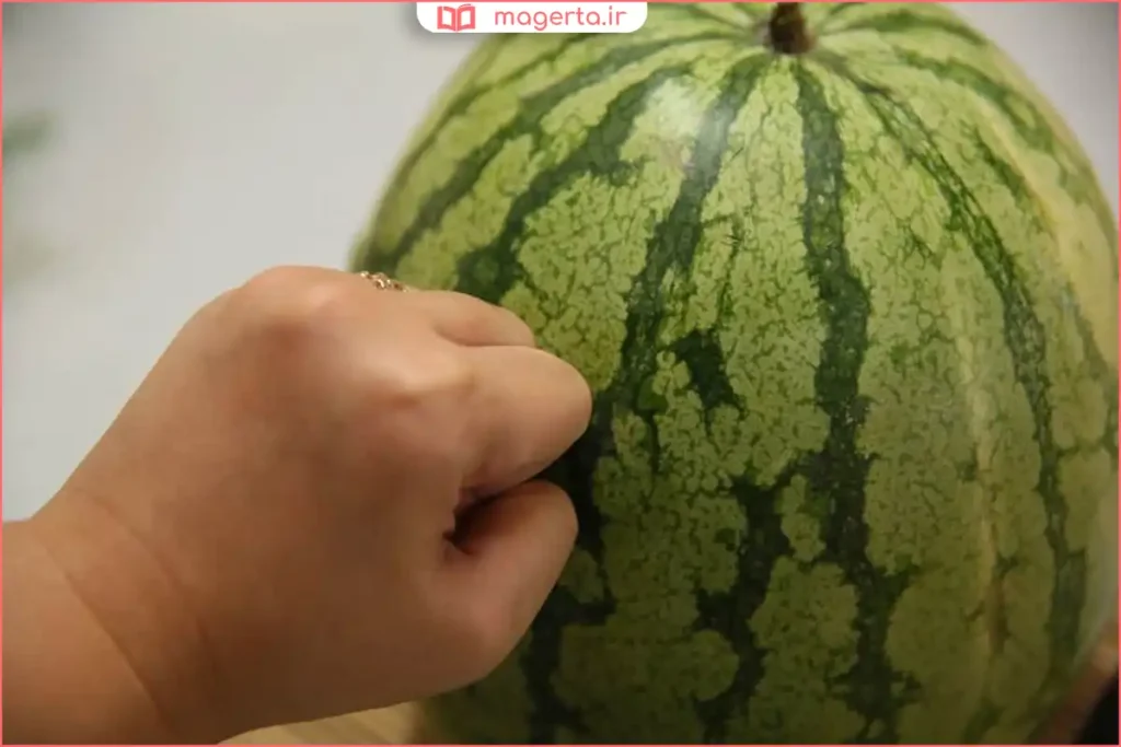 ضربه زدن به هندوانه و شنیدن صدای توخالی