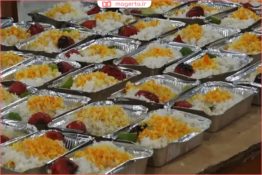 بسته‌بندی غذای متبرک حرم امام رضا برای توزیع میان زائران