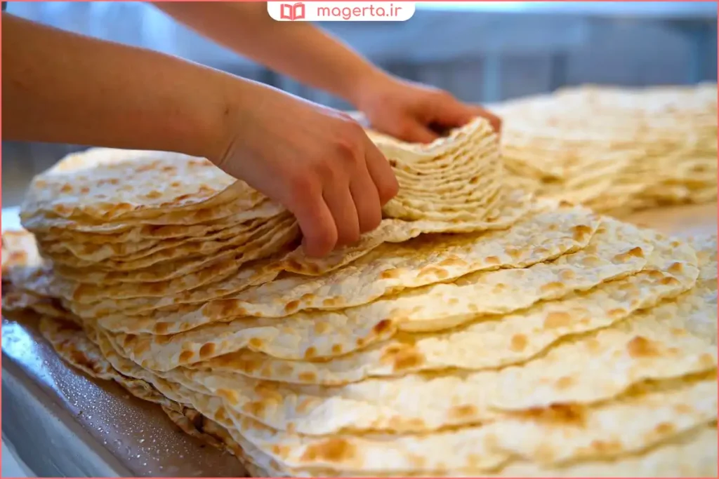 جدا کردن لایه‌های نان لواش با کاغذ برای جلوگیری از چسبیدن