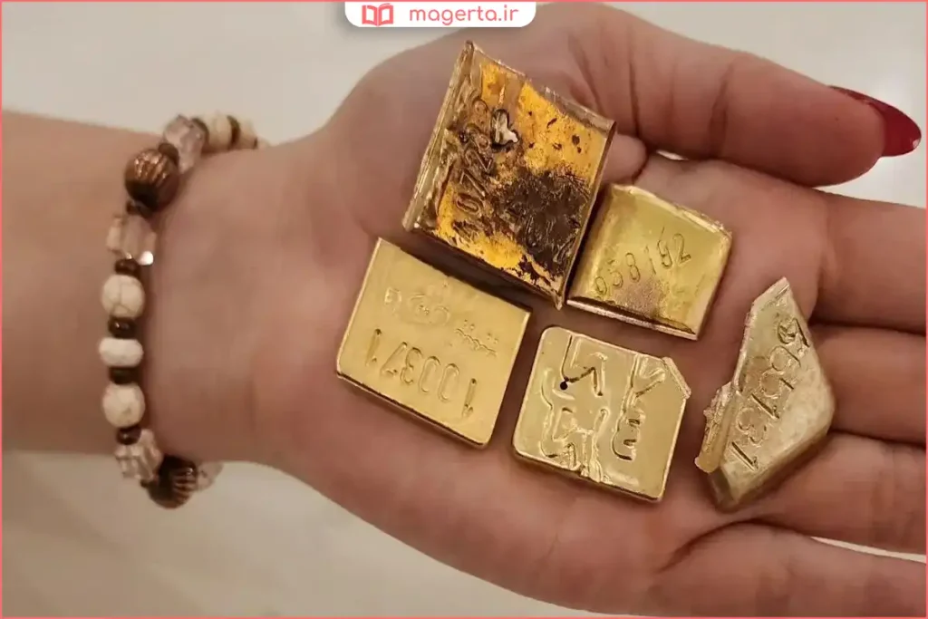 قطعات طلای آب شده ذوب شده روی سطح فلزی