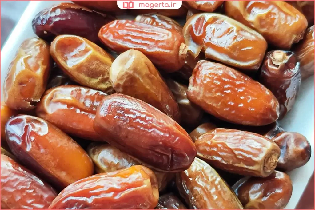 خرما قصب تازه با رنگ زرد و بافت سفت در ظرف نگهداری