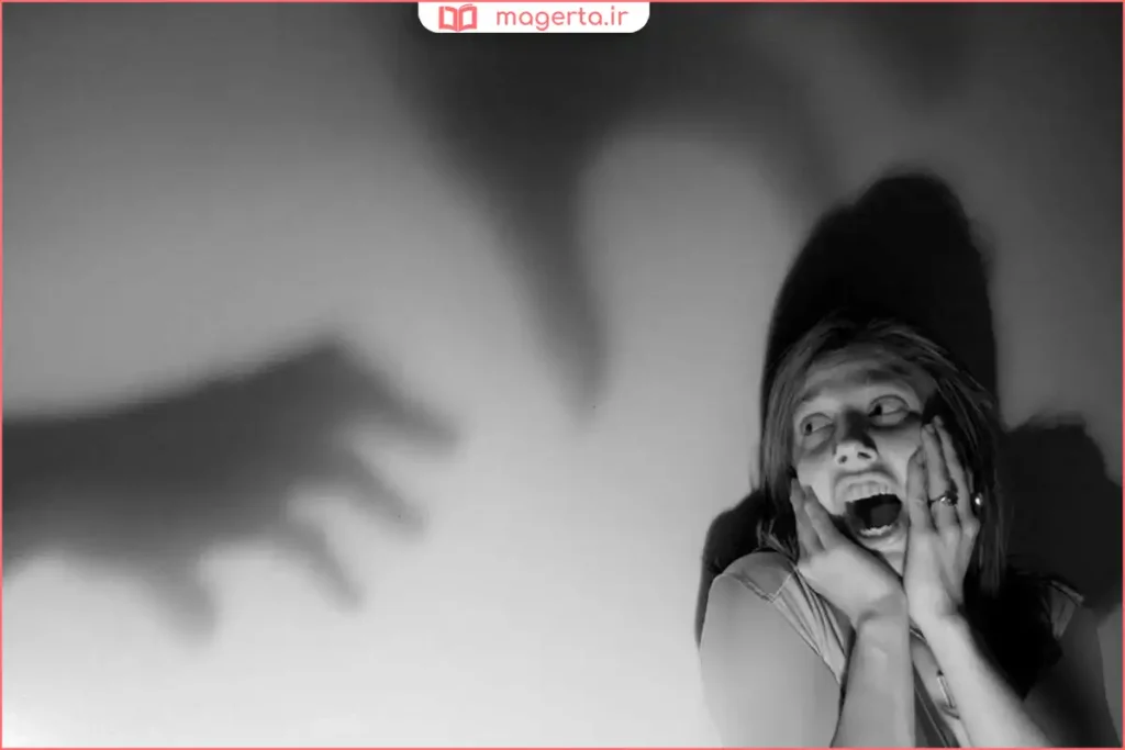 سایههای کشیده در اتاق تاریک با نور کم چراغ