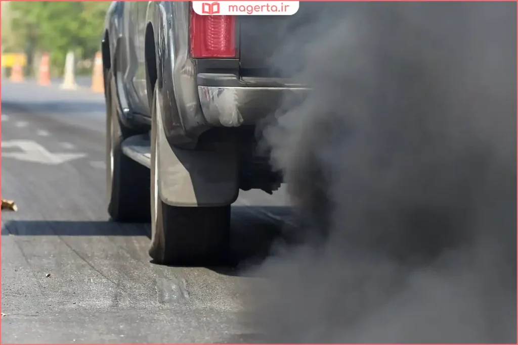 مشاهده دود سیاه از لوله اگزوز ماشین در زمان روشن بودن موتور