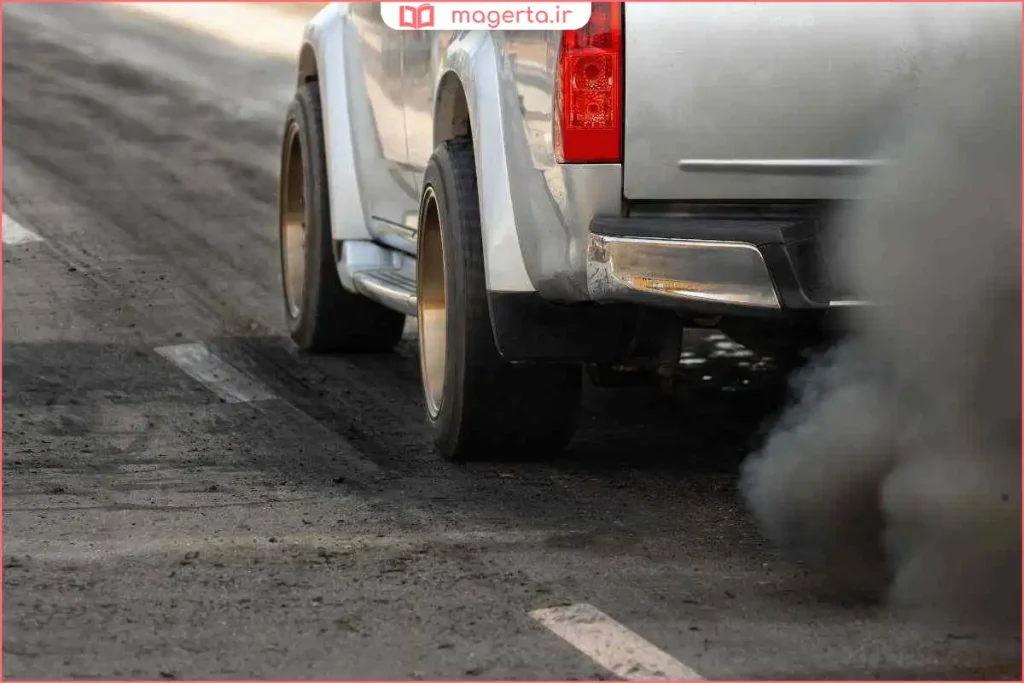 پخش دود تیره از اگزوز خودرو به دلیل احتراق ناقص