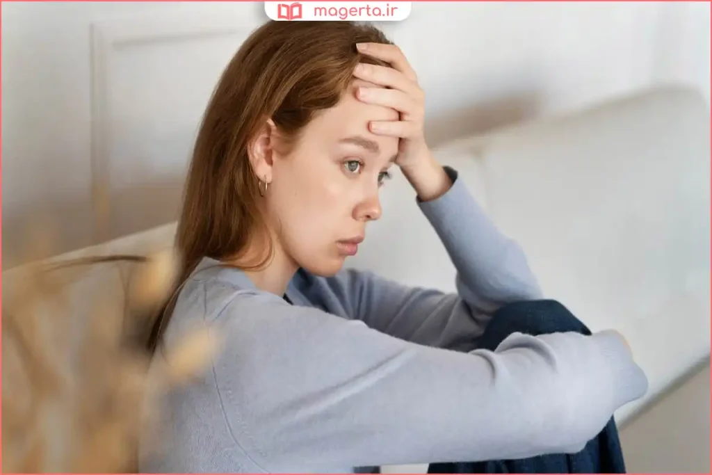 چهره فرد با حالت درگیری ذهنی و تمرکز روی افکار