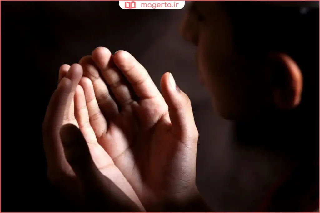 کتاب زیارت عاشورا باز شده در کنار شمع روشن