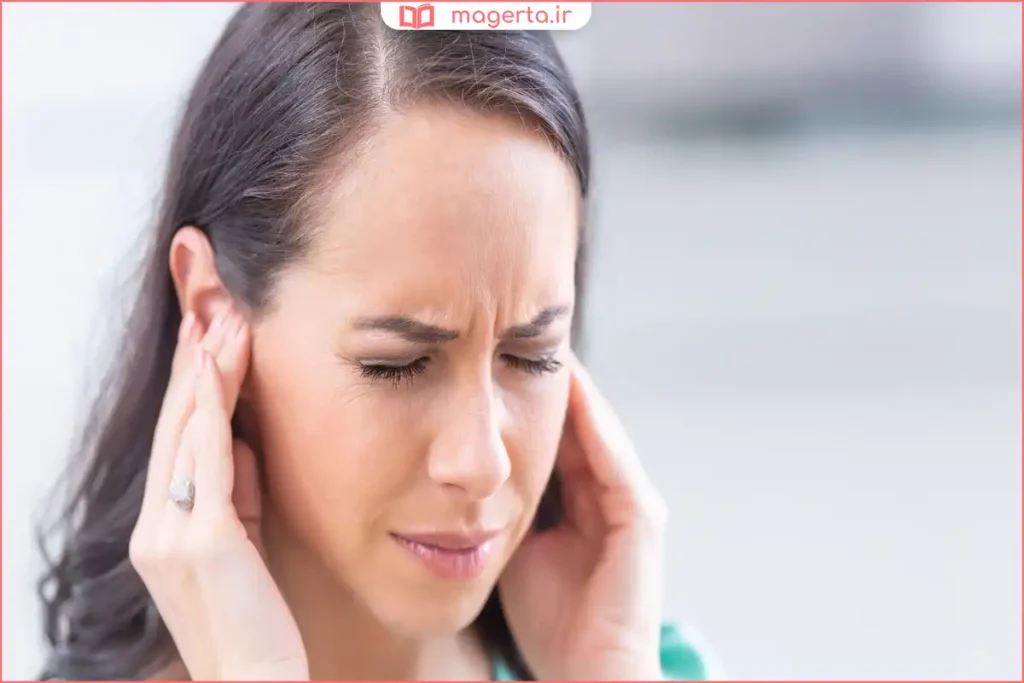 فردی که از صدای بلند موسیقی آزرده شده است