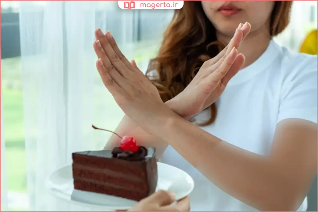 فردی که هنگام خوردن شیرینی احساس ناراحتی و بیمیلی دارد