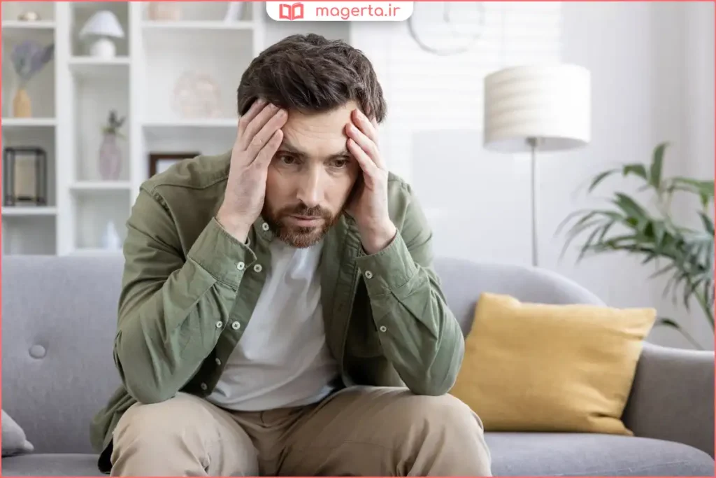 چهره غمگین فرد در فضای آرام با حالت فکر فرو رفته