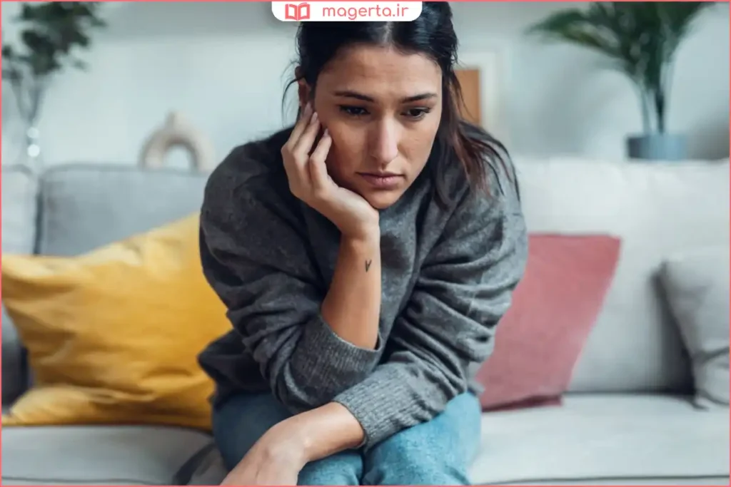 فردی بی‌حوصله در خانه با نگاه خالی و ناراحت