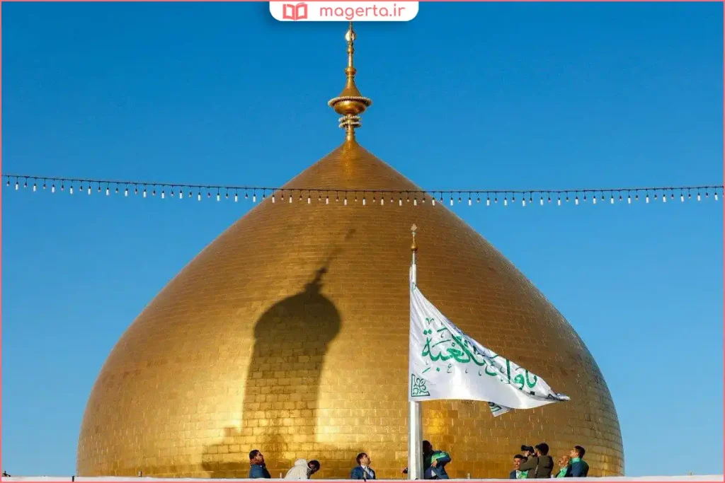 نمای نزدیک از روکش طلا روی گنبد یک بنای مذهبی