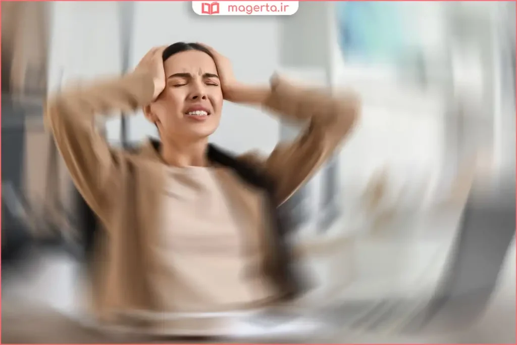 نشستن روی تخت با حالت گیجی و دست روی پیشانی
