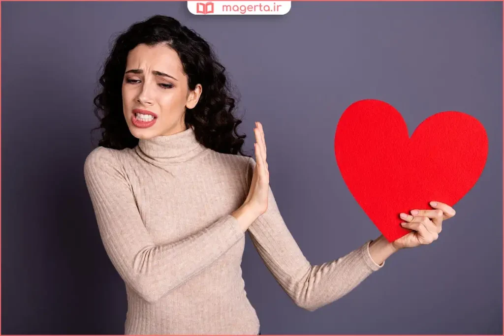 نشستن یک نفر در اتاق تاریک با حالت دودلی و ترس از صمیمیت