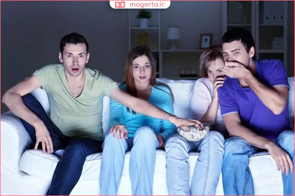 نگاه بیتفاوت به صفحه نمایش در حال نمایش فیلم وحشت