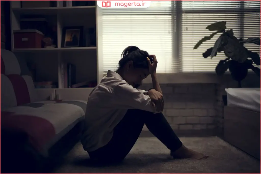 فردی نشسته و غرق در افکار با احساس خستگی ذهنی