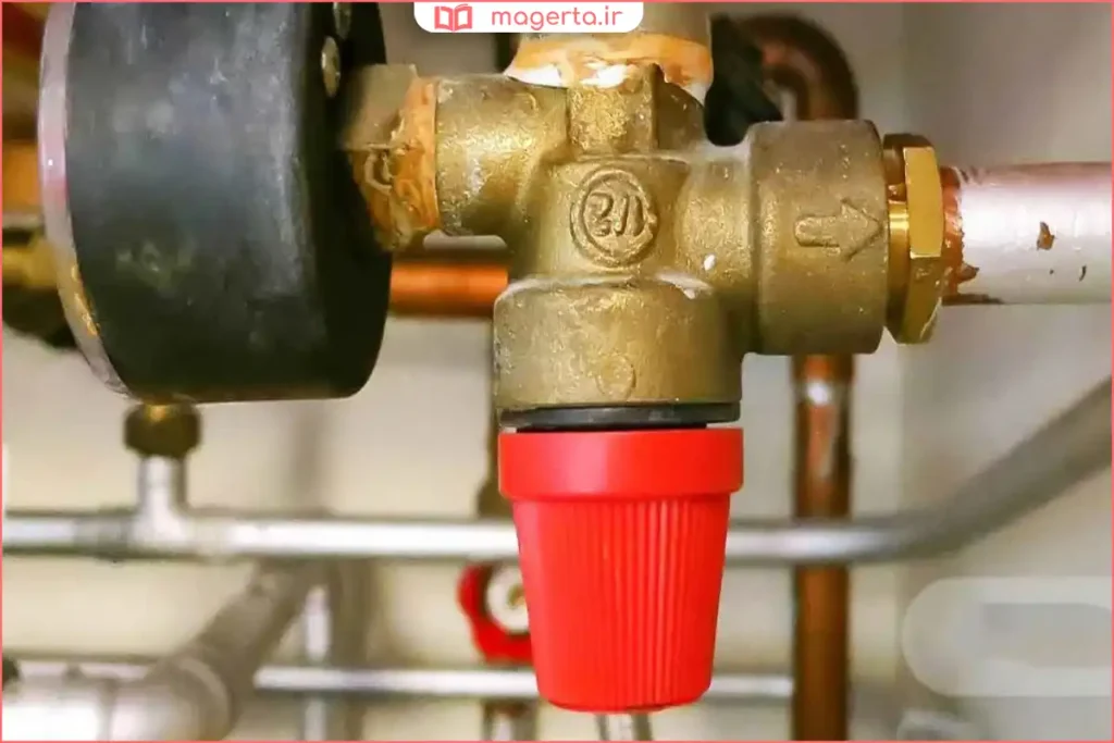 نشت آب از قسمت تخلیه پکیج روی دیوار آشپزخانه