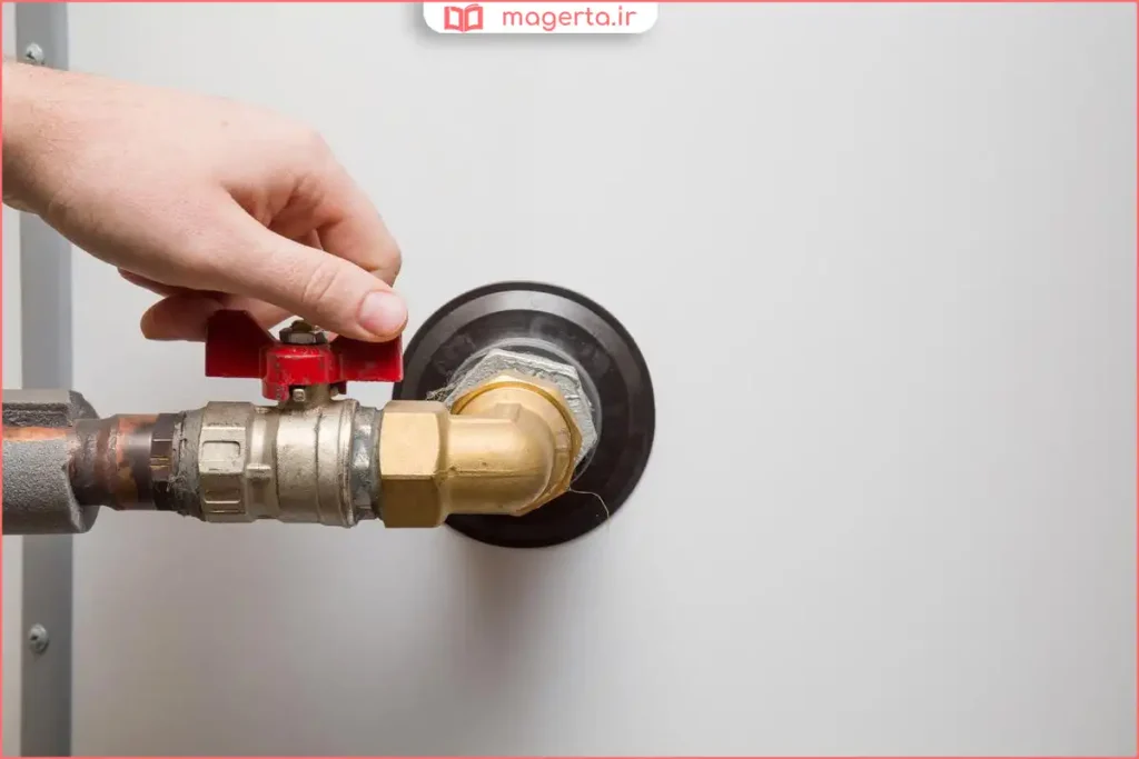 بررسی شیر تخلیه پکیج توسط تکنسین در حال تعمیر