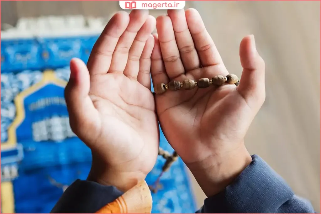 فردی نشسته در حال دعا با حالت بیحوصلگی و حواسپرتی