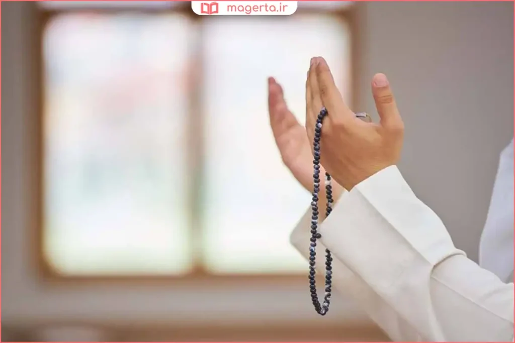 نماز خواندن بدون تمرکز ذهنی در فضای ساده خانه