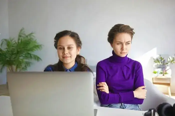 چرا از آدم‌ها بدم می‌آید