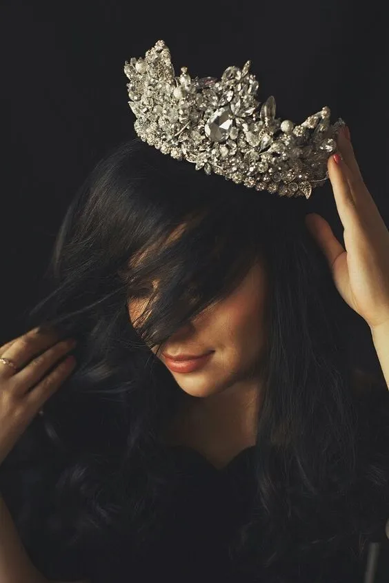 عکس پروفایل دختر مغرور با تاج