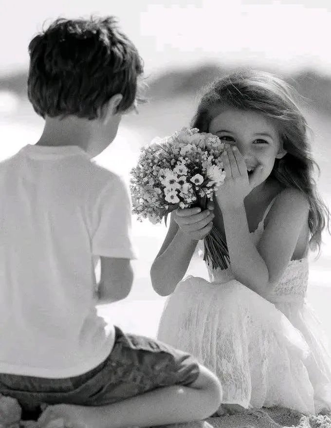 عکس پروفایل بچه گانه عاشقانه با لبخند