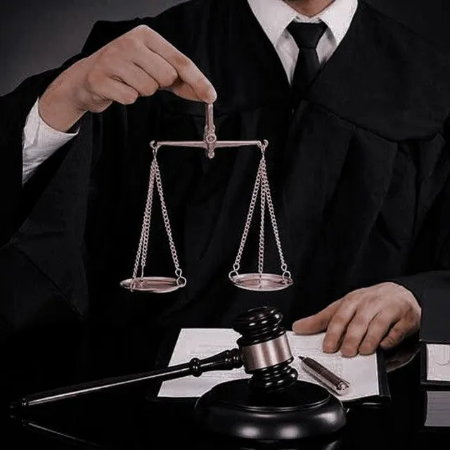 عکس پروفایل وکیل آینده لاکچری
