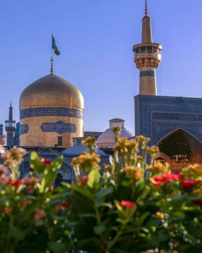 عکس حرم امام رضا با آسمان آبی