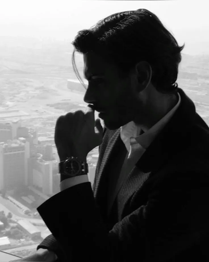 عکس پروفایل پسرانه لاکچری با ژست خاص
