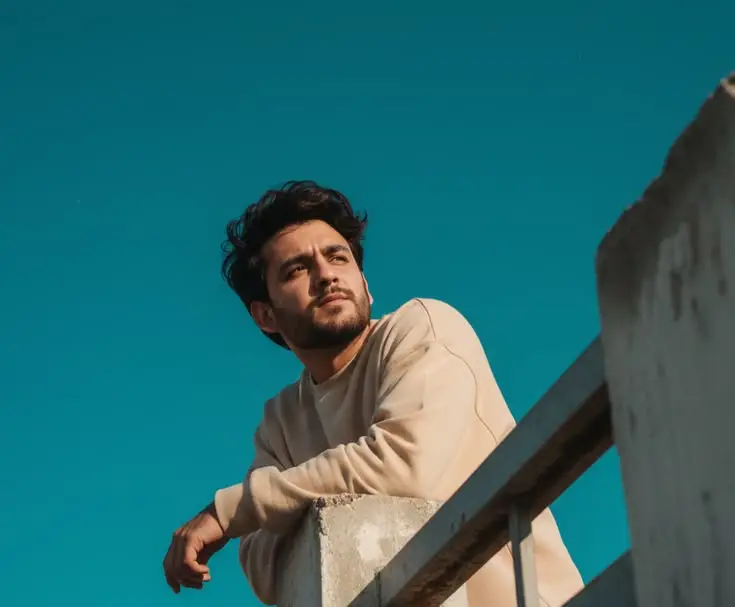 عکس پروفایل پسرانه طبیعی با ژست ساده
