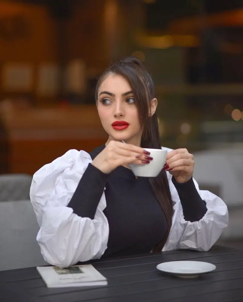 عکس پروفایل زنانه با استایل رسمی