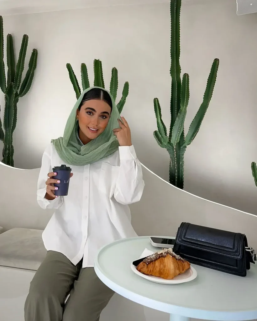 عکس پروفایل زنانه در کافه