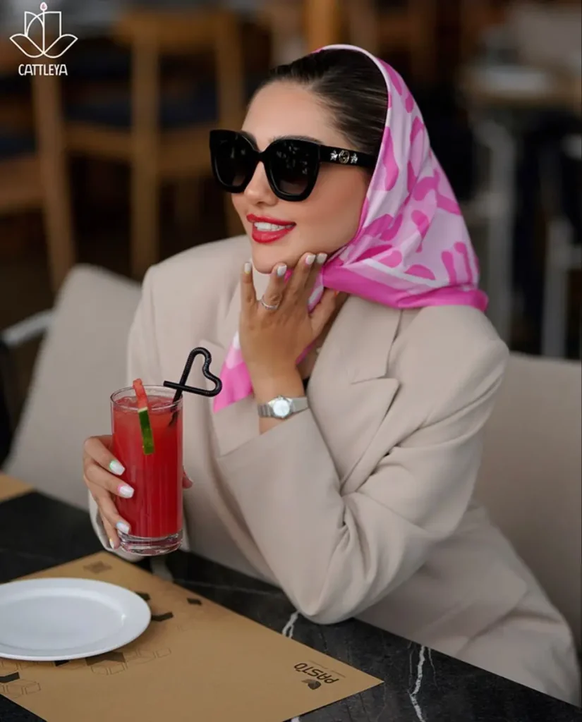عکس پروفایل زنانه با بک‌گراند مینیمال