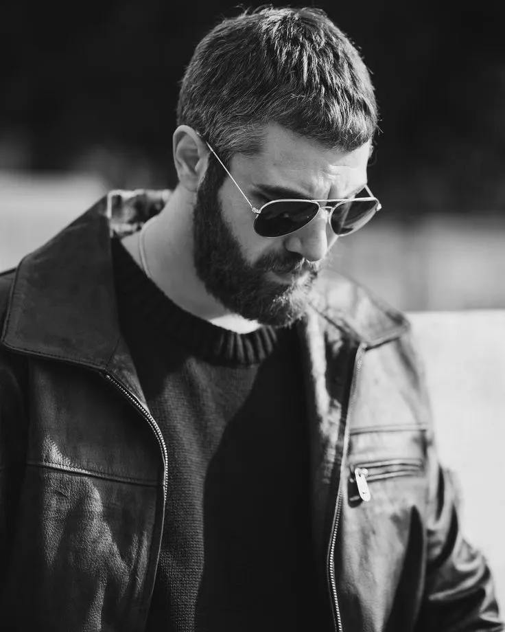 عکس پروفایل مردانه با کت مشکی