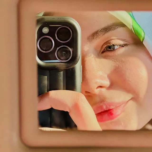 عکس پروفایل زنانه با لبخند