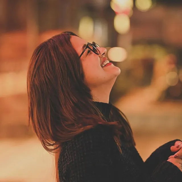 عکس پروفایل زنانه فانتزی شاد