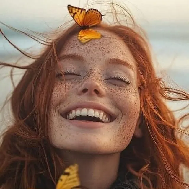 عکس پروفایل زنانه در حال خندیدن